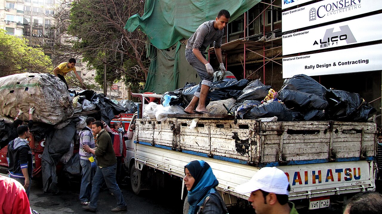 Бригада вывозит мусор